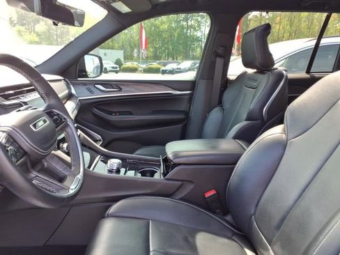 Used 2022 Jeep Grand Cherokee Overland w/ Luxury Tech Group IV RWD image 5