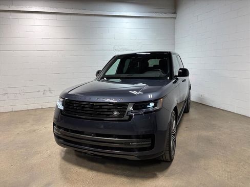 Used 2025 Land Rover Range Rover SE image 2