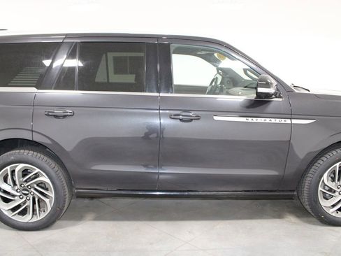 Used 2025 Lincoln Navigator Reserve AWD/4WD image 11