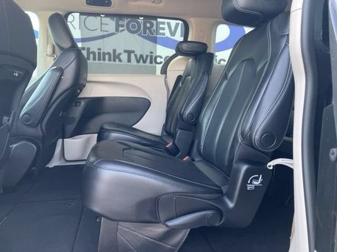 Used 2023 Chrysler Pacifica Touring-L FWD image 36