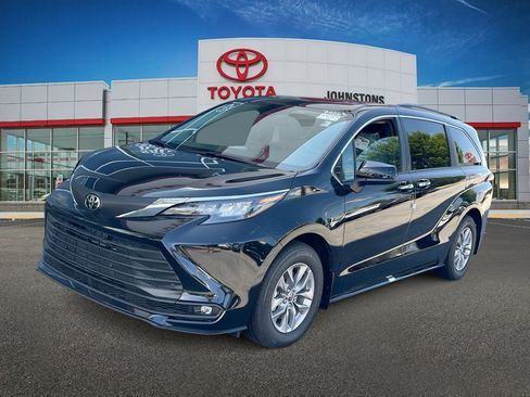 Used 2026 Toyota Sienna XLE FWD image 1