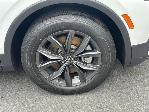 Certified 2022 Volkswagen Tiguan SE w/ Panoramic Sunroof Package image 11