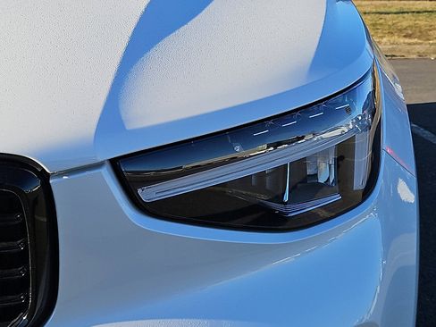 Certified 2023 Volvo XC40 B5 Plus image 9