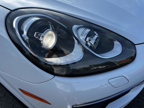 Used 2018 Porsche Cayenne Platinum Edition w/ Premium Package image 25