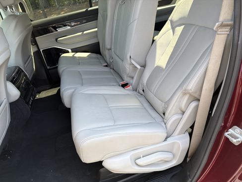 Used 2022 Jeep Wagoneer Series III w/ Premium Group I AWD/4WD image 31
