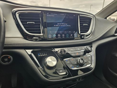 Used 2019 Chrysler Pacifica Limited w/ Advanced Safetytec Group FWD image 23
