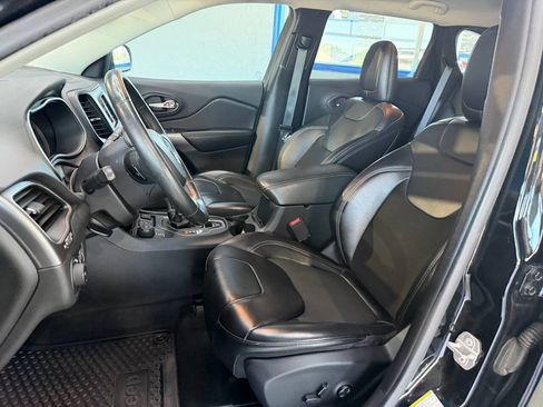 Used 2019 Jeep Cherokee Latitude Plus w/ Cold Weather Group AWD/4WD image 27