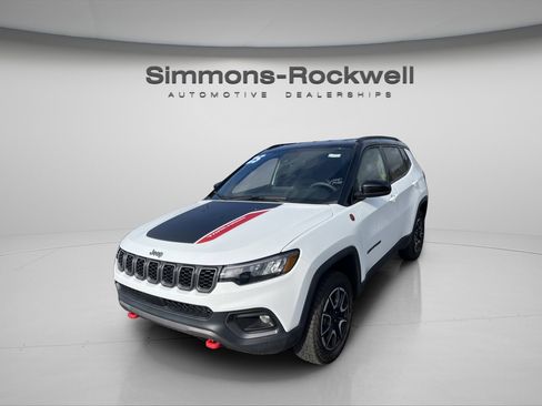 Used 2025 Jeep Compass Trailhawk AWD/4WD image 1