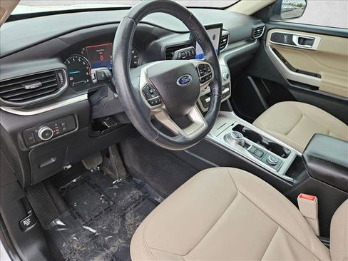 Used 2022 Ford Explorer XLT w/ Equipment Group 202A AWD/4WD image 11