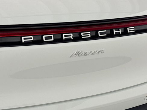 Certified 2025 Porsche Macan AWD/4WD image 26