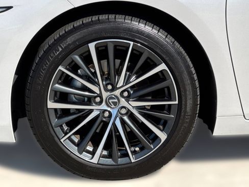 Used 2025 Lexus ES 300h w/ Premium Package FWD image 12
