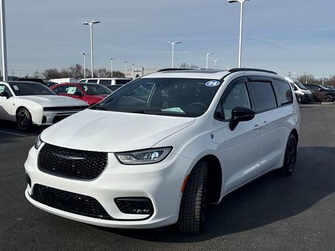 Used 2024 Chrysler Pacifica Premium image 7