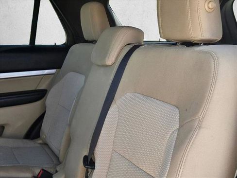 Used 2017 Ford Explorer XLT w/ Equipment Group 201A FWD image 20