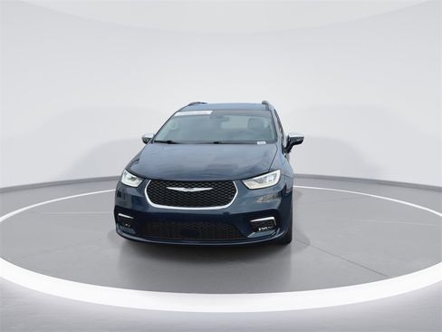 Used 2022 Chrysler Pacifica Limited image 3