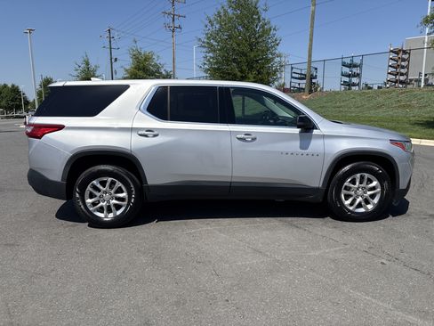 Used 2021 Chevrolet Traverse LS FWD image 10