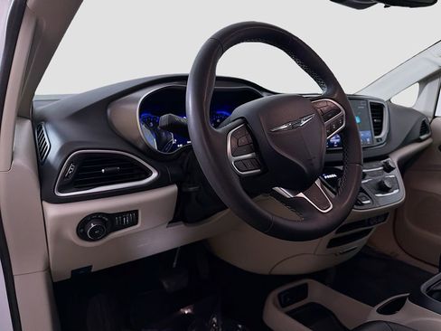 Used 2024 Chrysler Pacifica Touring-L image 17
