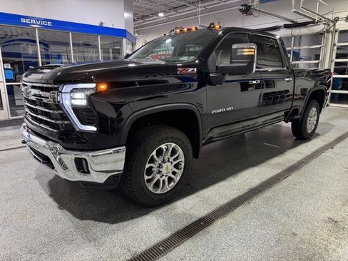 Used 2025 Chevrolet Silverado 2500 LTZ w/ LTZ Premium Package image 4