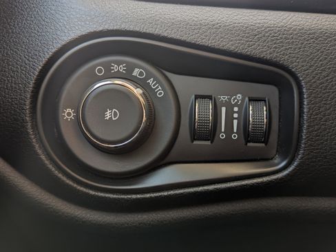 Used 2017 Jeep Renegade Latitude w/ Cold Weather Group image 14