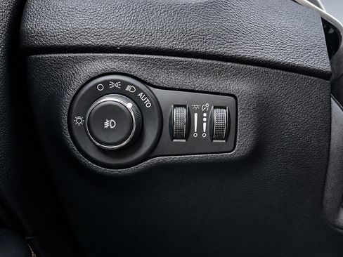 Used 2018 Jeep Compass Limited w/ Navigation Group AWD/4WD image 28