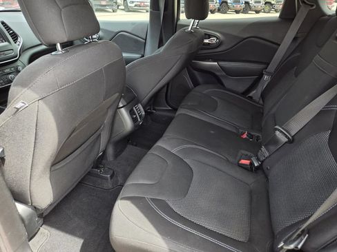 Used 2019 Jeep Cherokee Latitude w/ Popular Appearance Group FWD image 37