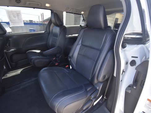 Used 2015 Toyota Sienna SE Premium FWD image 8