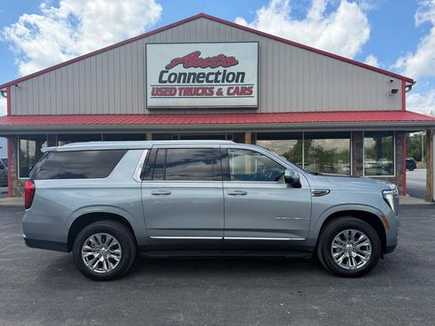 Used 2025 GMC Yukon XL Denali AWD/4WD image 3