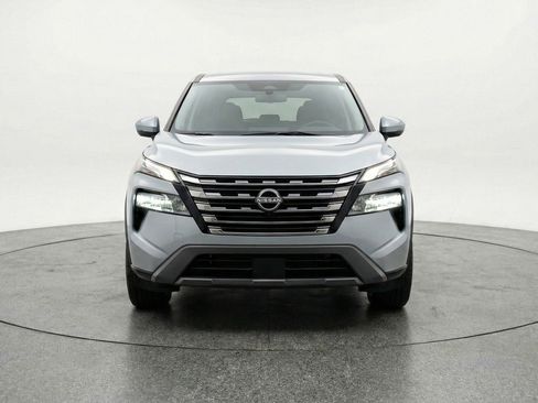 Used 2025 Nissan Rogue SV image 2