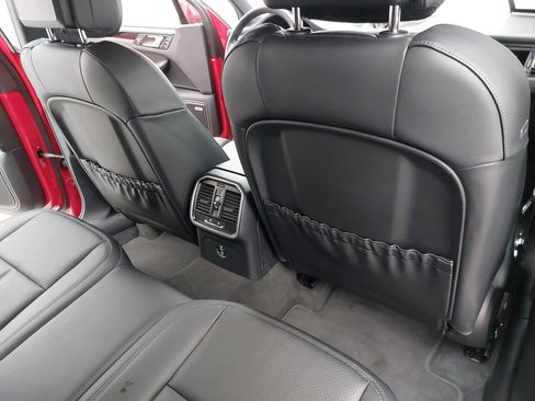 Used 2025 Porsche Macan image 13