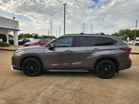 Used 2023 Toyota Highlander XSE FWD image 4