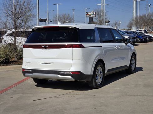 Certified 2024 Kia Carnival LX image 4