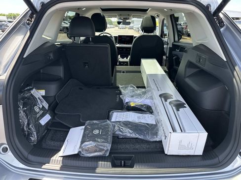 Used 2025 Volkswagen Tiguan SE w/ Panoramic Sunroof Package AWD/4WD image 9