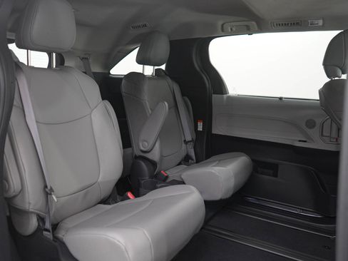 Used 2025 Toyota Sienna XLE AWD/4WD image 12