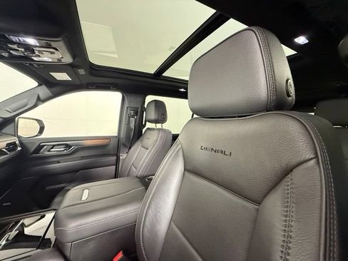 Used 2026 GMC Yukon XL Denali w/ Sun & Power Step Package AWD/4WD image 5