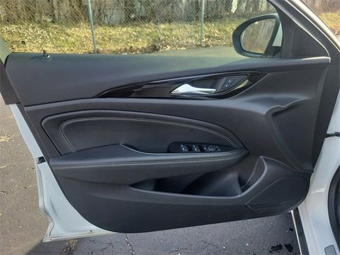 Used 2018 Buick Regal Essence image 22