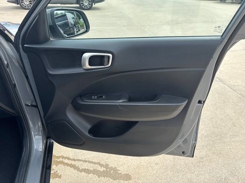 Used 2023 Hyundai Venue SE FWD image 21