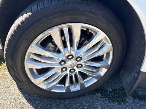 Used 2017 Cadillac XT5 Premium Luxury w/ Driver Assist Package AWD/4WD image 4