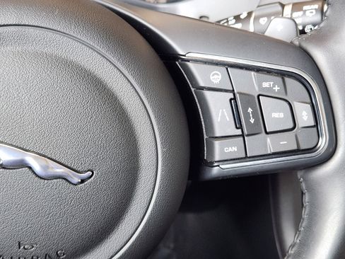 Used 2019 Jaguar F-PACE Premium image 32