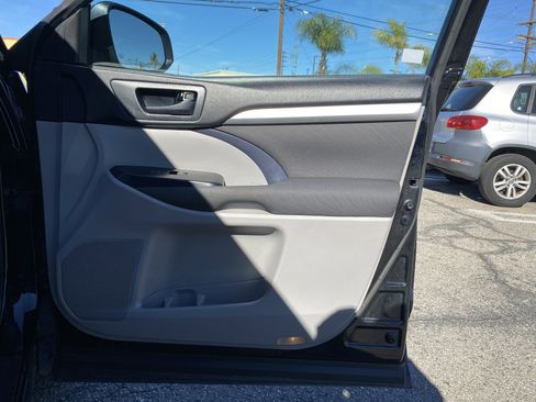 Used 2018 Toyota Highlander LE w/ Carpet Mat Package (TMS) image 27