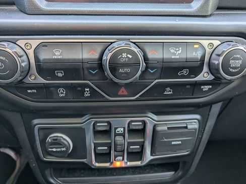 Used 2022 Jeep Wrangler Unlimited Sahara w/ LED Lighting Group AWD/4WD image 26