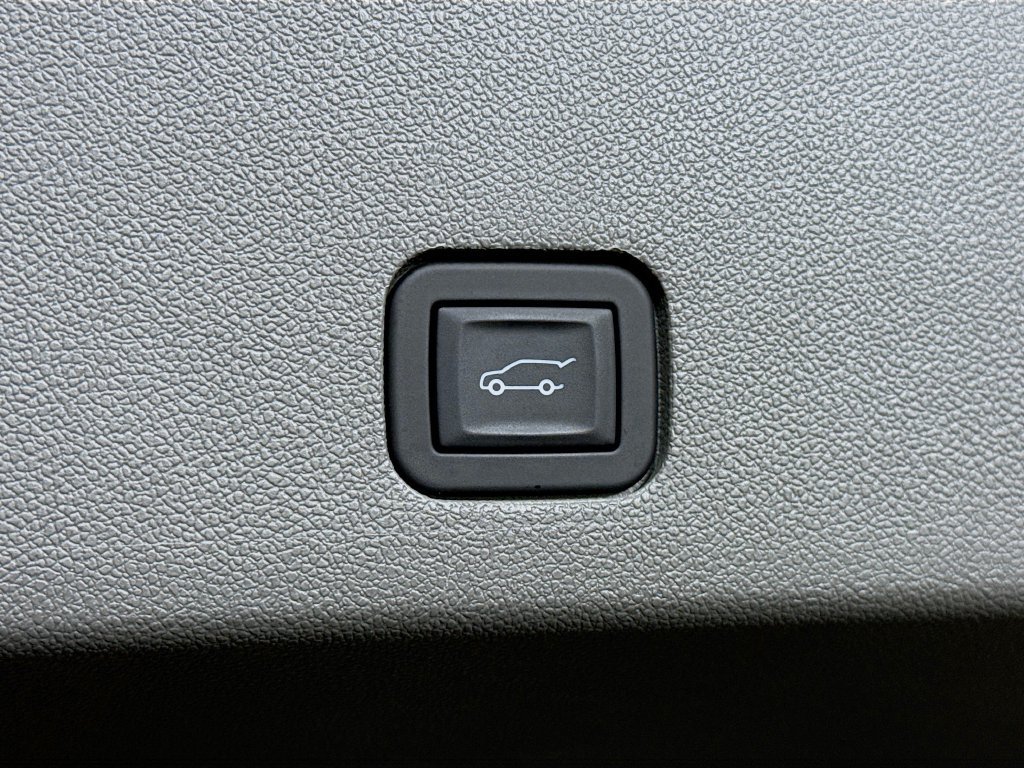 Used 2025 Cadillac XT6 Premium Luxury w/ LPO, Floor Liner Package AWD/4WD image 32