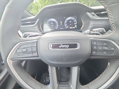 Used 2025 Jeep Grand Cherokee Altitude AWD/4WD image 29