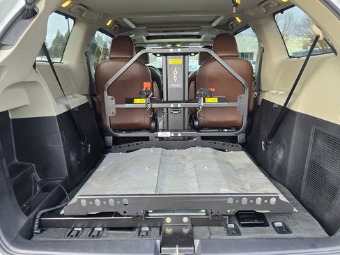 Used 2019 Toyota Sienna Limited Premium image 2