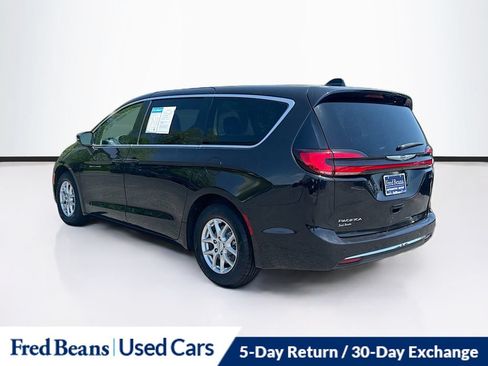 Used 2023 Chrysler Pacifica Touring-L FWD image 7