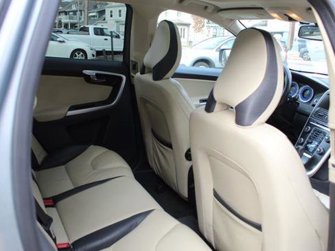 Used 2012 Volvo XC60 T6 R-Design image 28