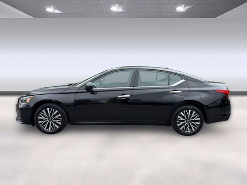 Used 2025 Nissan Altima 2.5 SV FWD image 2