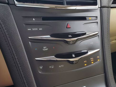 Used 2019 Lincoln MKT AWD image 18