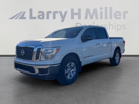 Used 2018 Nissan Titan SV image 1