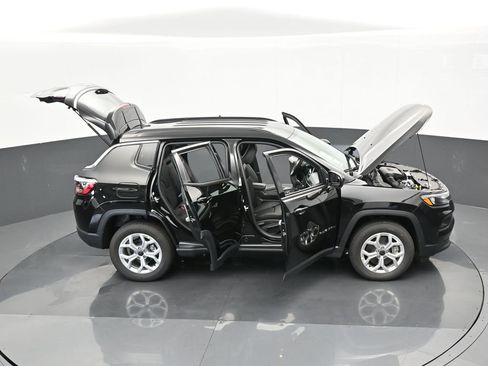 Used 2025 Jeep Compass Latitude image 60