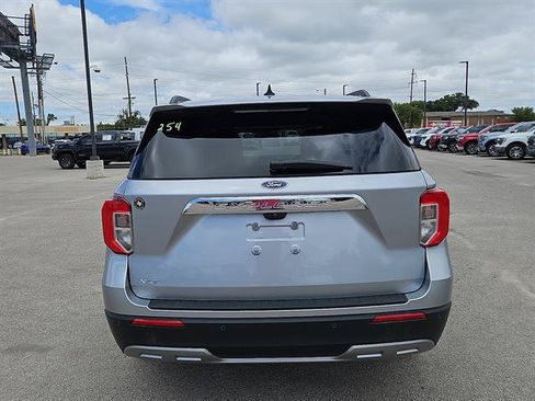 Used 2024 Ford Explorer XLT w/ Equipment Group 202A RWD image 4