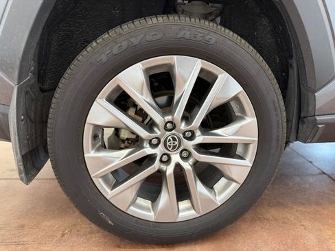 Used 2022 Toyota RAV4 XLE Premium image 21